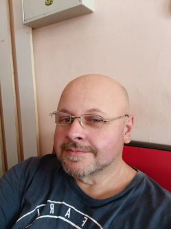 Zsolt, 53 �ves karancslapujt�i t�rskeres� f�rfi