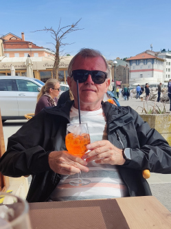 Sanyi, 69 �ves t�rskeres� f�rfi, Gy�r