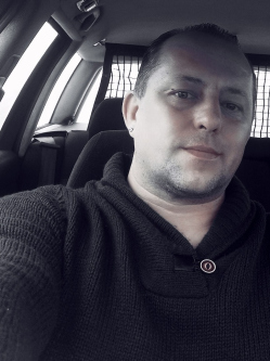 G�bor, 47 �ves t�rskeres� f�rfi, F�lp�sdar�c