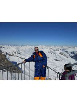 S�ndor, 57 �ves t�rskeres� f�rfi, Kom�rom