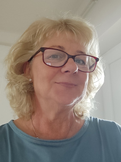 Ildik�, 60 �ves t�rskeres� n�, Miskolc