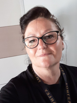 Katica, 54 �ves t�rskeres� n�, J�noshalma