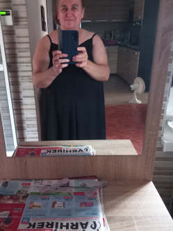 Julia, 65 �ves t�rskeres� n�, Ny�rtelek