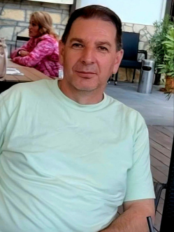 S�ndor, 54 �ves t�rskeres� f�rfi, Sarkadkereszt�r