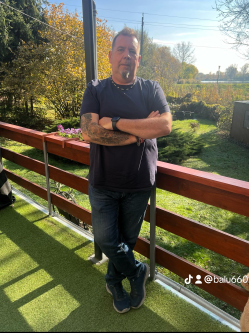 J�zsef, 60 �ves t�rskeres� f�rfi, Bajororsz�g