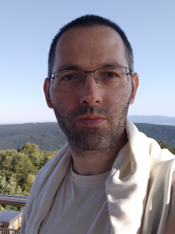 Attila, 39 �ves t�rskeres� f�rfi, V�c