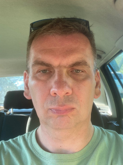 Zoli, 51 �ves t�rskeres� f�rfi, Koml�