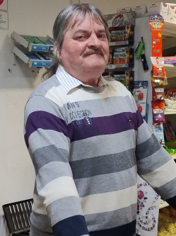 Ervin, 60 �ves t�rskeres� f�rfi, P�pa