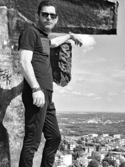 Tivadar, 51 �ves t�rskeres� f�rfi, Szigetv�r