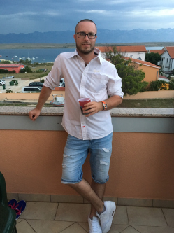 Feri, 43 �ves t�rskeres� f�rfi, T�pl�nszentkereszt