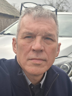 Zoli, 53 �ves t�rskeres� f�rfi, Kisv�rda