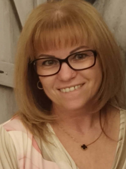 Zsuzska, 49 �ves t�rskeres� n�, G�d�ll�