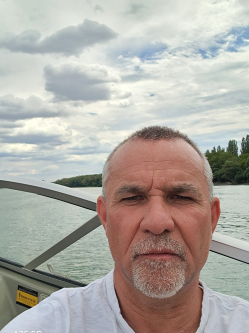 L�szl�, 53 �ves t�rskeres� f�rfi, Budapest