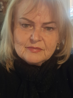 Margo, 69 �ves t�rskeres� n�, Veszpr�m