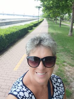 Kata, 69 �ves t�rskeres� n�, Hal�sztelek