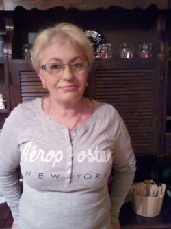 J�lia, 67 �ves t�rskeres� n�, Verpel�t