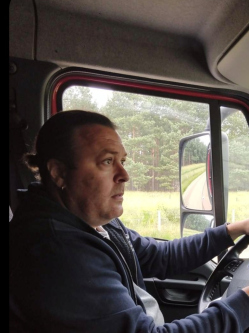 Zoli, 44 �ves t�rskeres� f�rfi, Biharugra