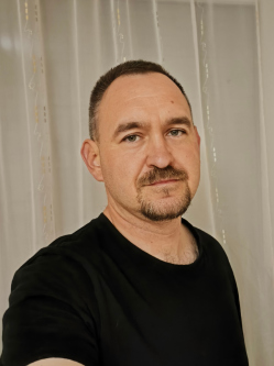 Imre, 42 �ves t�rskeres� f�rfi, Sz�kkutas