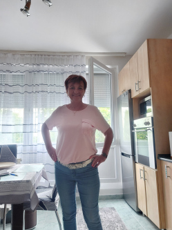 Kl�ra, 59 �ves t�rskeres� n�, Szeksz�rd