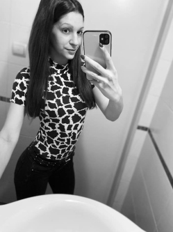 Bianka, 37 �ves t�rskeres� n�, Duna�jv�ros