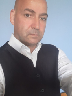 Mih�ly, 50 �ves t�rskeres� f�rfi, Kulcs