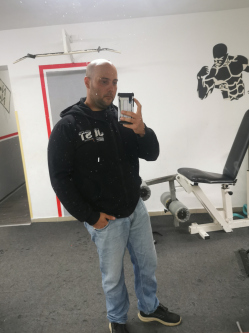 Sanyi, 33 �ves t�rskeres� f�rfi, V�mosp�rcs