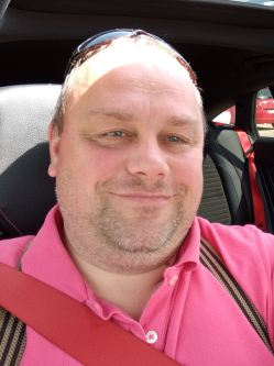 Zoli, 49 �ves t�rskeres� f�rfi, Tarj�n