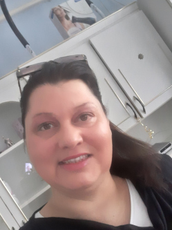 Adrienn, 40 �ves t�rskeres� n�, Gyula