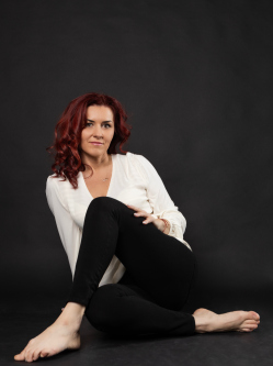 Veronika, 45 �ves t�rskeres� n�, Duna�jv�ros