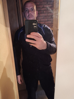 Zsolti, 40 �ves t�rskeres� f�rfi, �rd