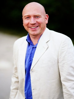 Attila, 44 �ves t�rskeres� f�rfi, Moh�cs