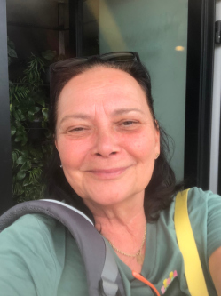 Gabriella, 60 �ves t�rskeres� n�, �zd