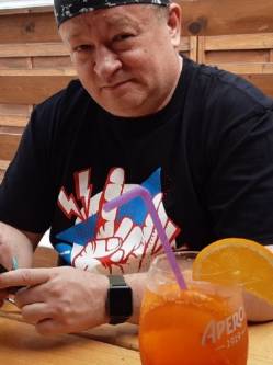 Korn�l, 53 �ves t�rskeres� f�rfi, Budapest