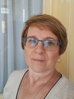 Henriett, 54 �ves t�rskeres� n�, R�ts�g