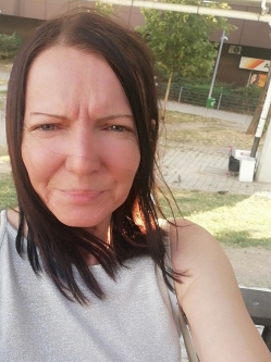Marcsi, 49 �ves t�rskeres� n�, �cs