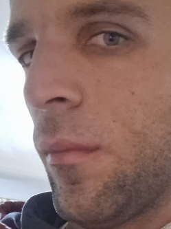 Szabolcs, 25 �ves t�rskeres� f�rfi, �r