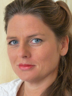 Anik�, 54 �ves t�rskeres� n�, Eger