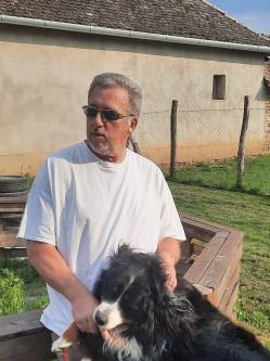 Miki, 58 �ves t�rskeres� f�rfi, Bonyh�d