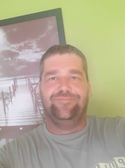 Attila, 47 �ves t�rskeres� f�rfi, Kom�di