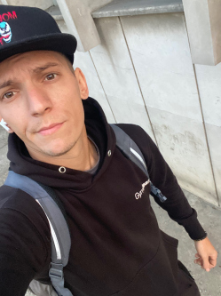 Rajmund, 28 �ves t�rskeres� f�rfi, Gy�r