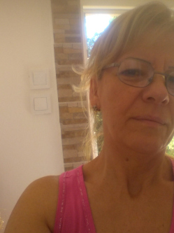 Zsuzsanna, 62 �ves t�rskeres� n�, R�zsaszentm�rton
