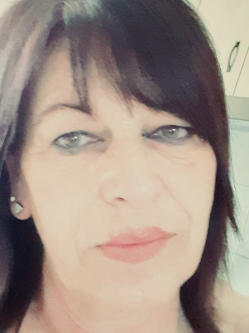 Erzsi, 59 �ves t�rskeres� n�, T�alm�s