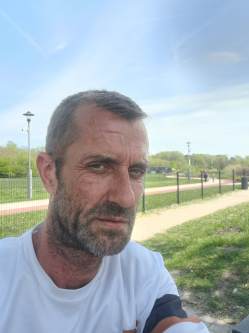 Tam�s, 44 �ves t�rskeres� f�rfi, P�pa