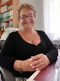 Eszter, 60 �ves t�rskeres� n�, Budapest