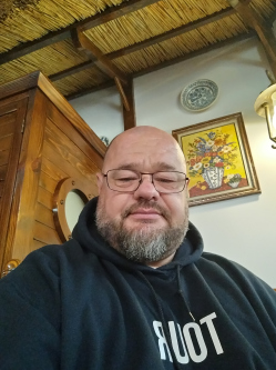 Istv�n, 50 �ves t�rskeres� f�rfi, Gyula