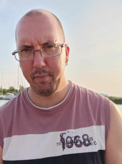 Ferenc, 37 �ves t�rskeres� f�rfi, Baracs