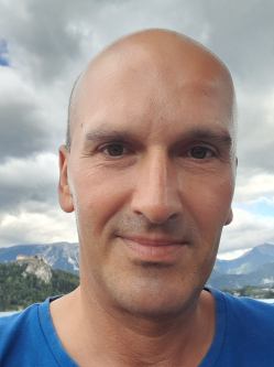 Attila, 56 �ves t�rskeres� f�rfi, Ajka