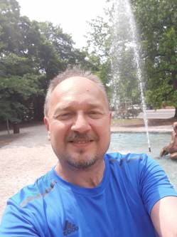 SANYI, 58 �ves t�rskeres� f�rfi, In�rcs