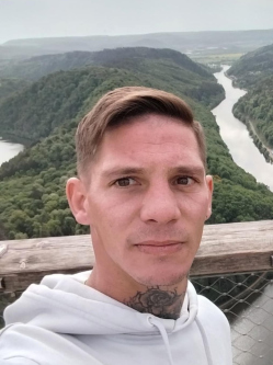 Norbert, 34 �ves t�rskeres� f�rfi, Kom�rom