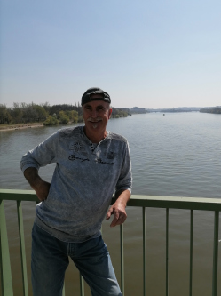 L�szl�, 71 �ves t�rskeres� f�rfi, Csorna